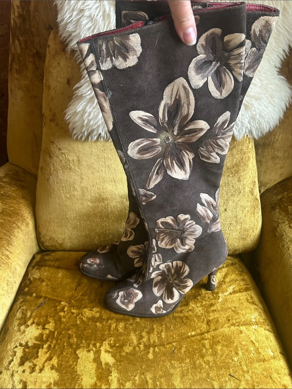 Paloma Barcelo stunning knee
